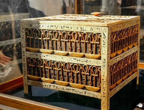 ​图坦卡蒙陵墓中的黄金储物箱也是非常著名的文物