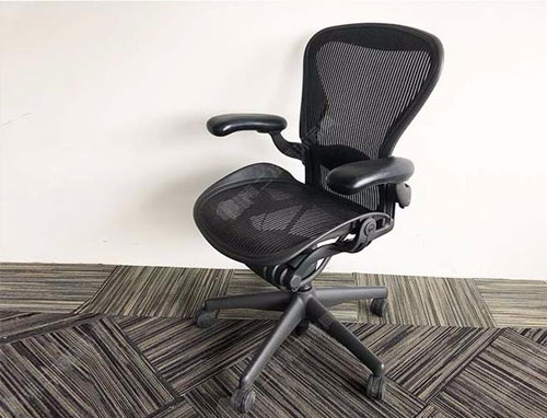 Aeron椅是由赫尔曼·米勒公司于199